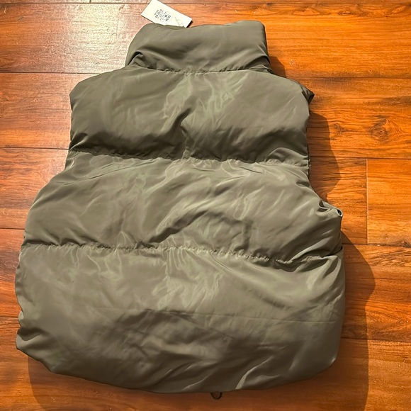Hello everyone so I’m selling this puffer vest it’s a medium size and comfortab - Picture 2 of 3